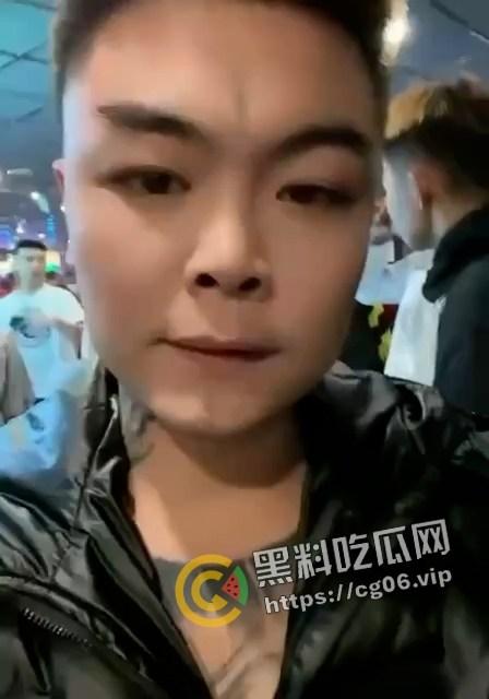 精神小伙哈尔滨斯卡拉迪厅前挑衅！上一秒嚣张至极 下一秒被打成猪头 活该  第1张