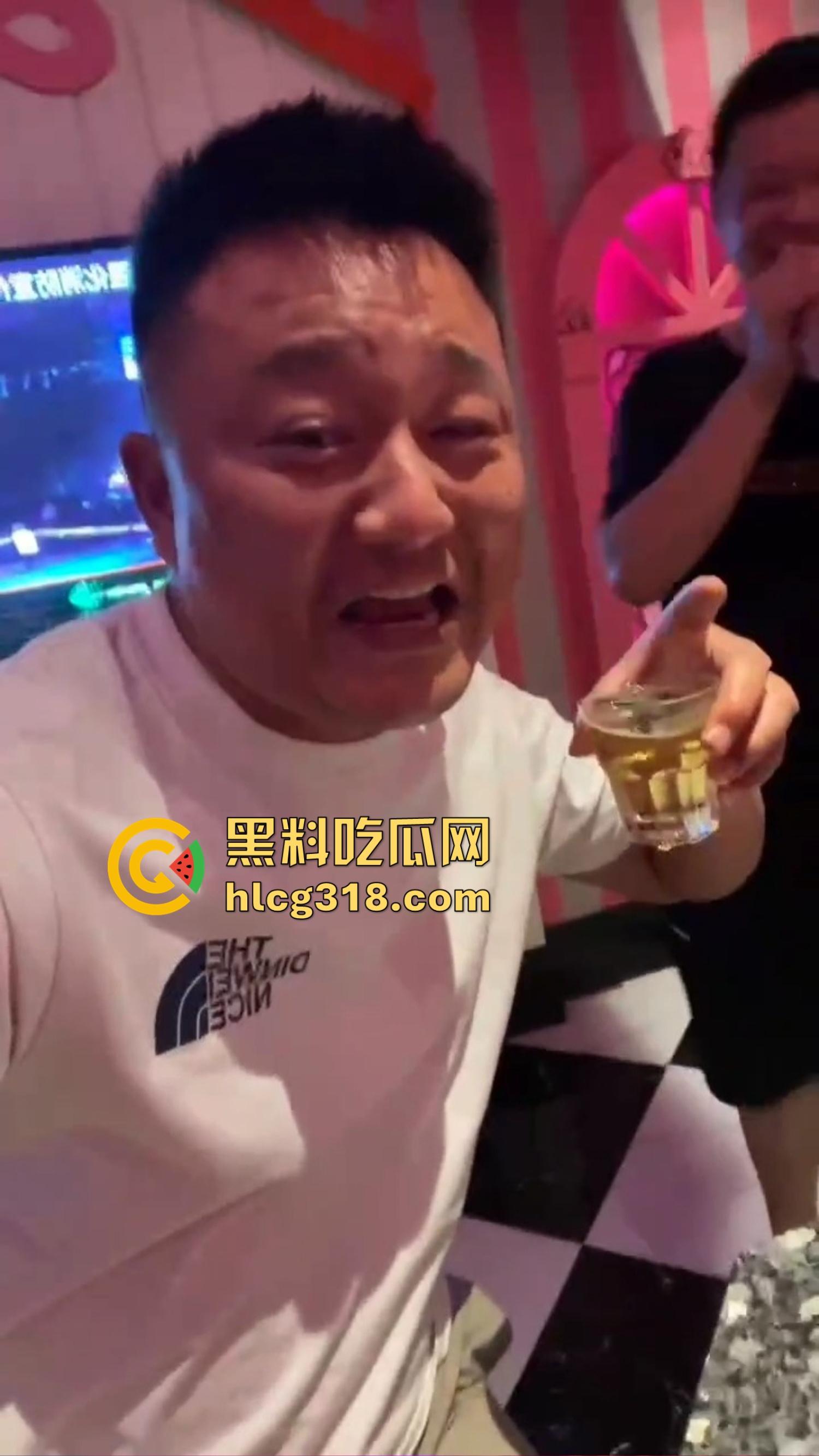 KTV里都开始轮流干嫂子，兄弟喊麦伴奏，兄弟老婆众人炮架都能当众干，喝酒唱歌举杯助兴！  第7张