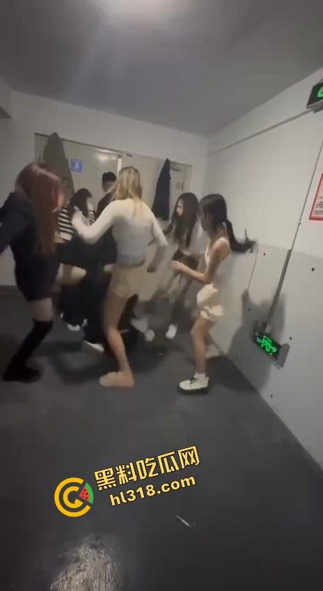 辽宁沈阳校园霸凌恶臭升级，不到18霸凌女同学还直播炫耀，年龄不到不判刑，打人视频明码标价6.6元！  第14张