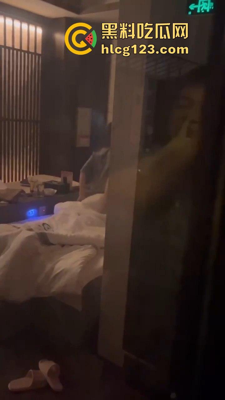 蒸桑拿撞上活春宫！男女房间激情大战，吃瓜群众直接摇人围观，险些被当场抓包！  第1张