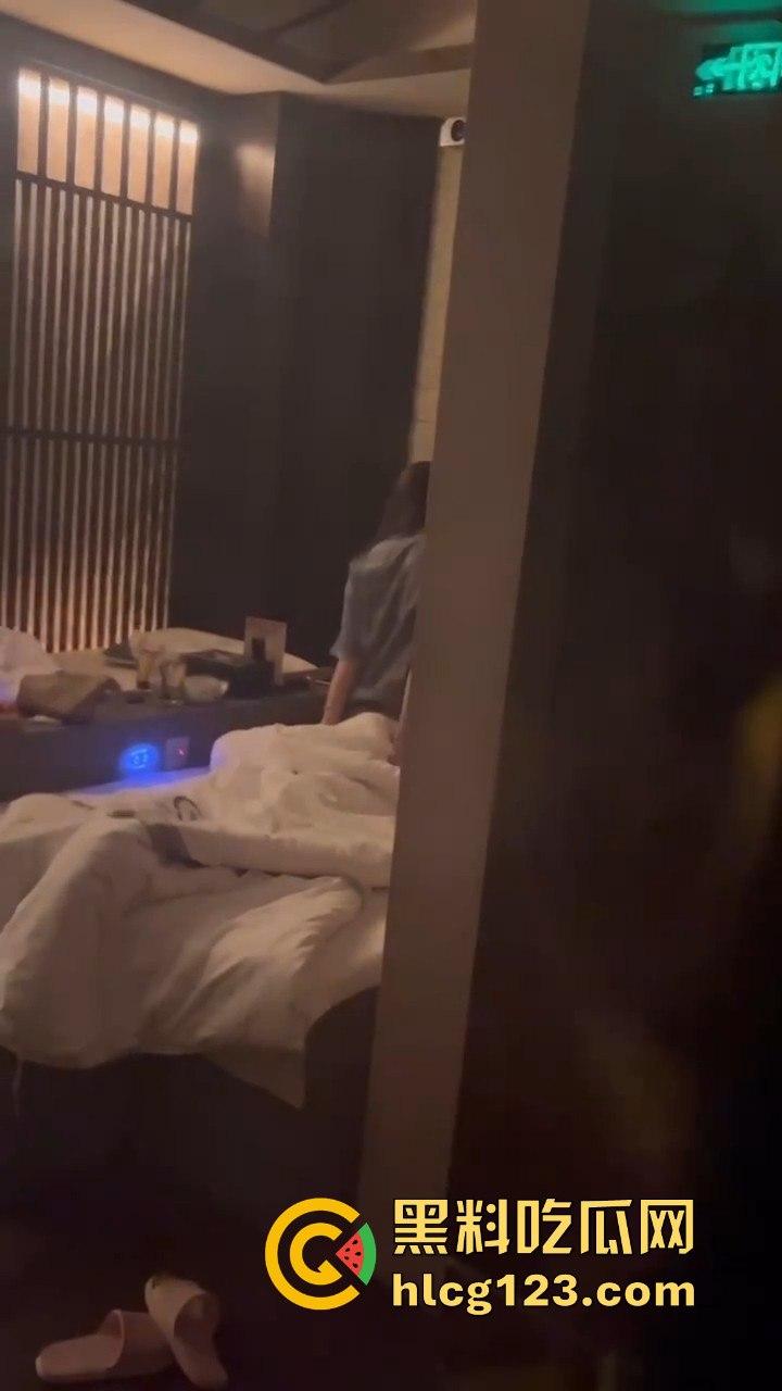 蒸桑拿撞上活春宫！男女房间激情大战，吃瓜群众直接摇人围观，险些被当场抓包！  第2张