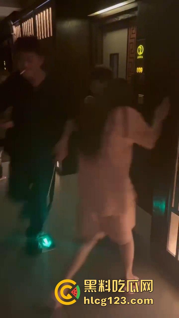 蒸桑拿撞上活春宫！男女房间激情大战，吃瓜群众直接摇人围观，险些被当场抓包！  第3张