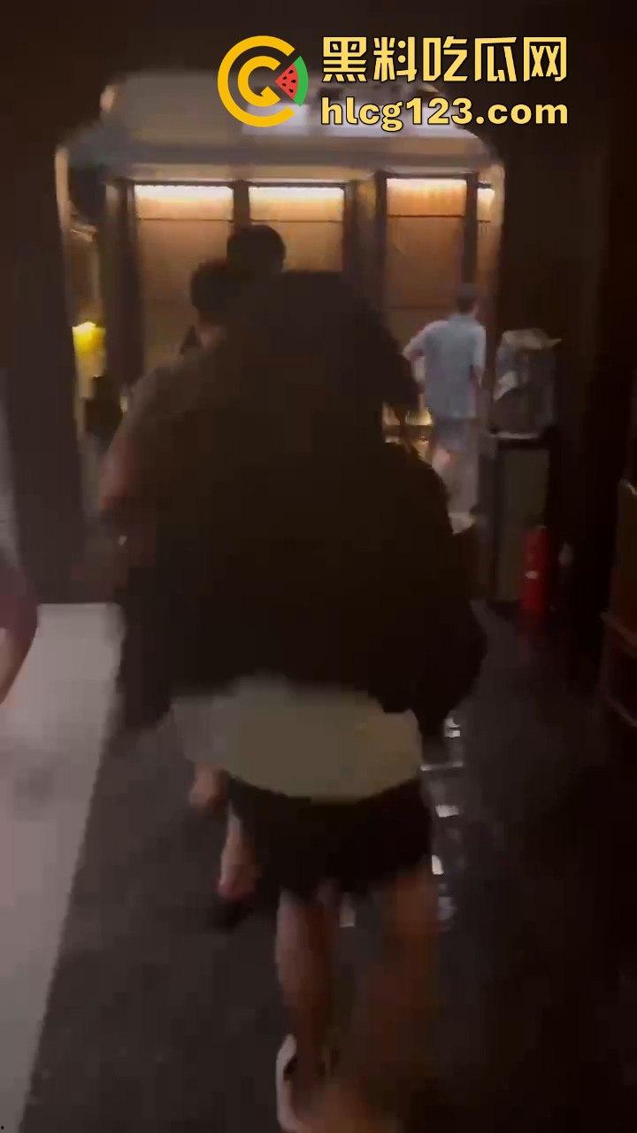 蒸桑拿撞上活春宫！男女房间激情大战，吃瓜群众直接摇人围观，险些被当场抓包！  第4张