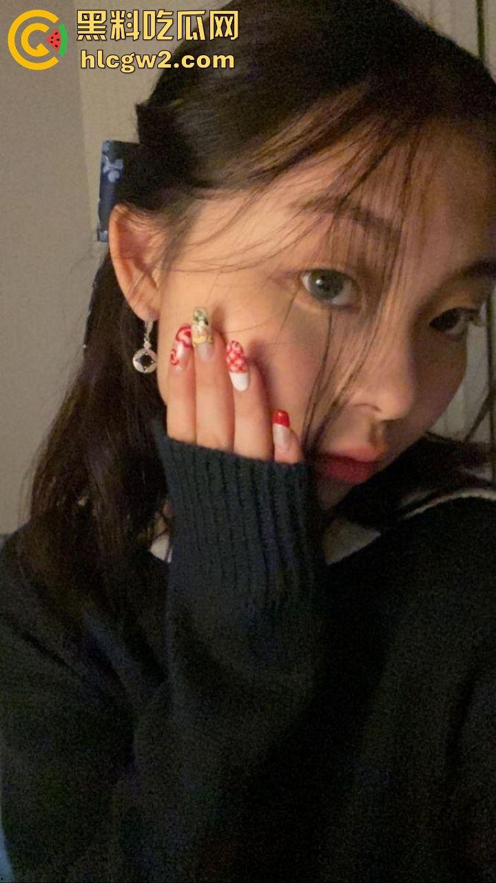 香港巨乳学霸『孟雪梨』奶子大到让人上火！双大奶能让课堂全校性骚动，教授都想钻进她奶里拱一拱！  第1张