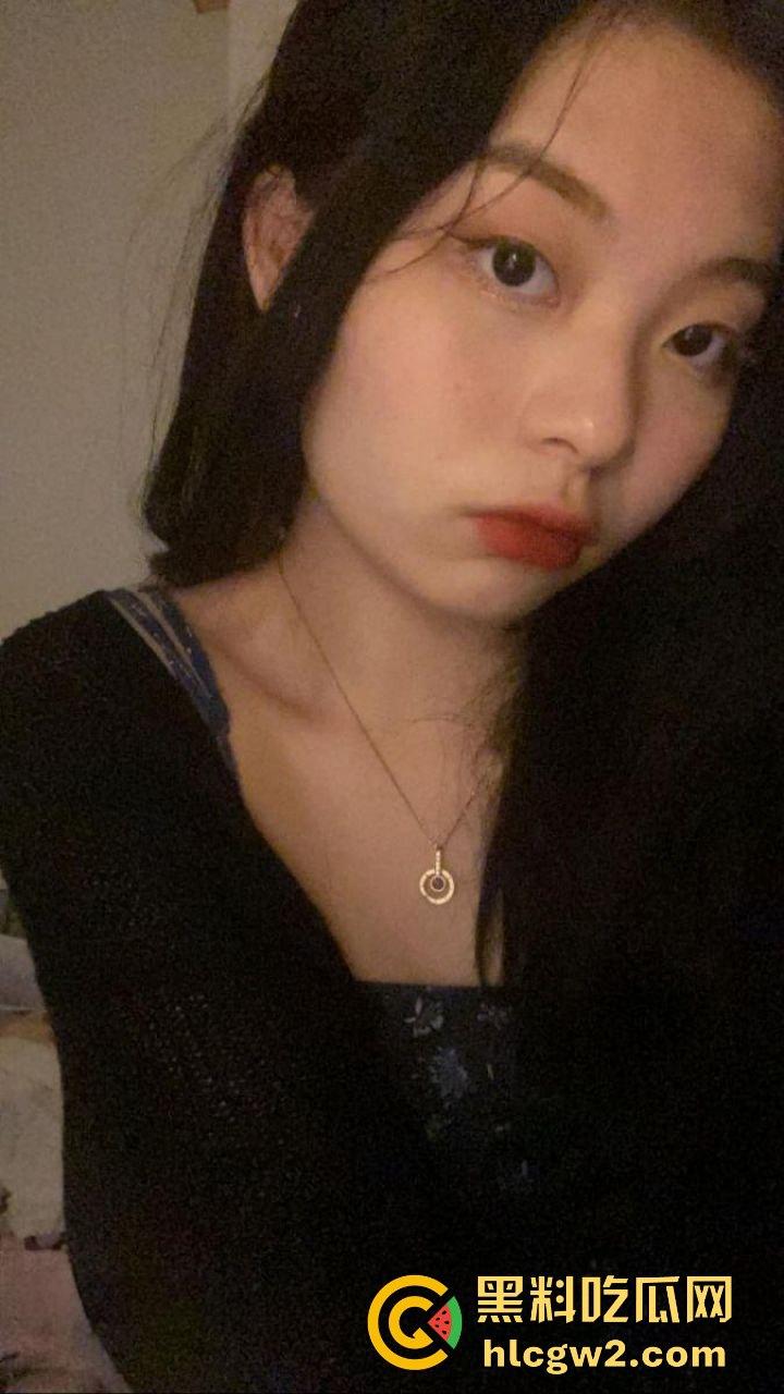 香港巨乳学霸『孟雪梨』奶子大到让人上火！双大奶能让课堂全校性骚动，教授都想钻进她奶里拱一拱！  第2张