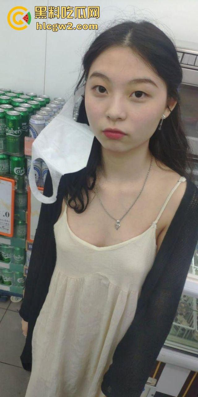 香港巨乳学霸『孟雪梨』奶子大到让人上火！双大奶能让课堂全校性骚动，教授都想钻进她奶里拱一拱！  第8张