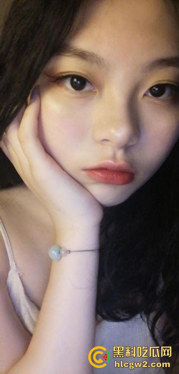 香港巨乳学霸『孟雪梨』奶子大到让人上火！双大奶能让课堂全校性骚动，教授都想钻进她奶里拱一拱！  第11张