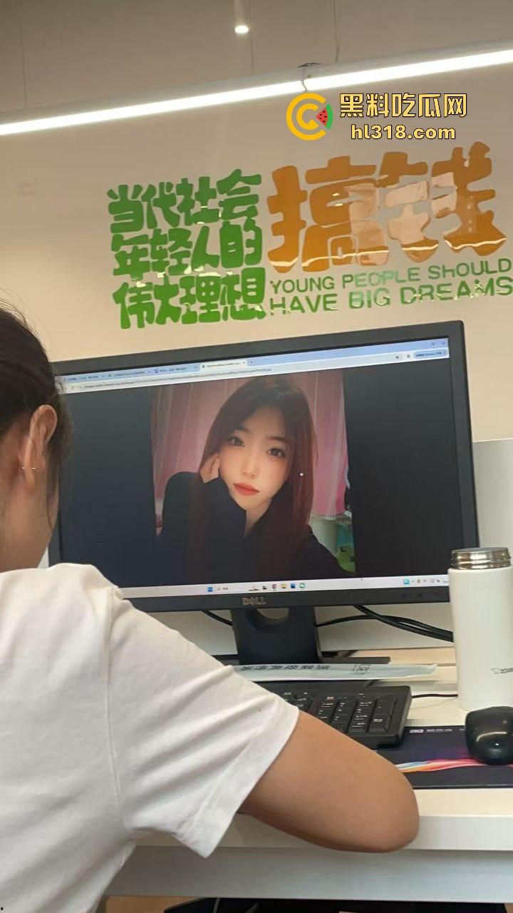 边跟朋友做爱边跟HR电话面试，骚母狗没忍住直接叫了起来，那呻吟声听得都快硬了，极其淫荡！  第2张