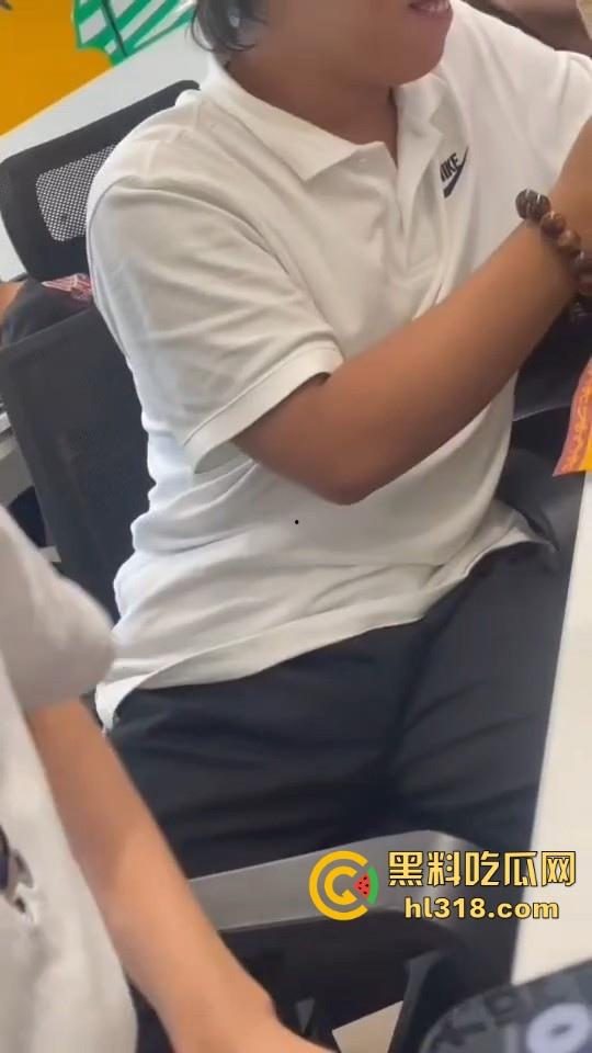 边跟朋友做爱边跟HR电话面试，骚母狗没忍住直接叫了起来，那呻吟声听得都快硬了，极其淫荡！  第3张