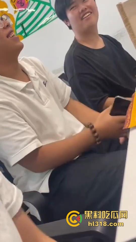 边跟朋友做爱边跟HR电话面试，骚母狗没忍住直接叫了起来，那呻吟声听得都快硬了，极其淫荡！  第4张