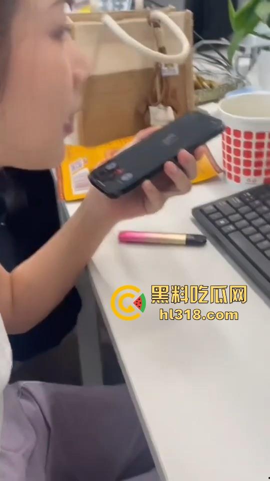 边跟朋友做爱边跟HR电话面试，骚母狗没忍住直接叫了起来，那呻吟声听得都快硬了，极其淫荡！  第5张