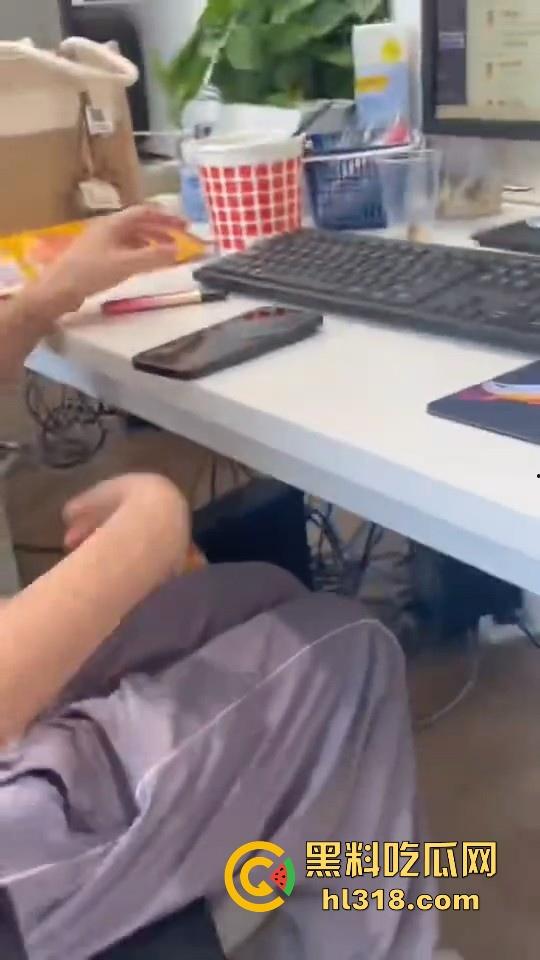 边跟朋友做爱边跟HR电话面试，骚母狗没忍住直接叫了起来，那呻吟声听得都快硬了，极其淫荡！  第6张