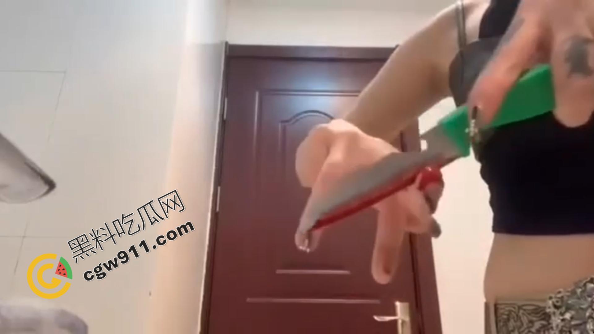 血腥现场：女子冷静切断手指，鲜血横流，血肉模糊，恐怖画面令观众毛骨悚然！  第3张