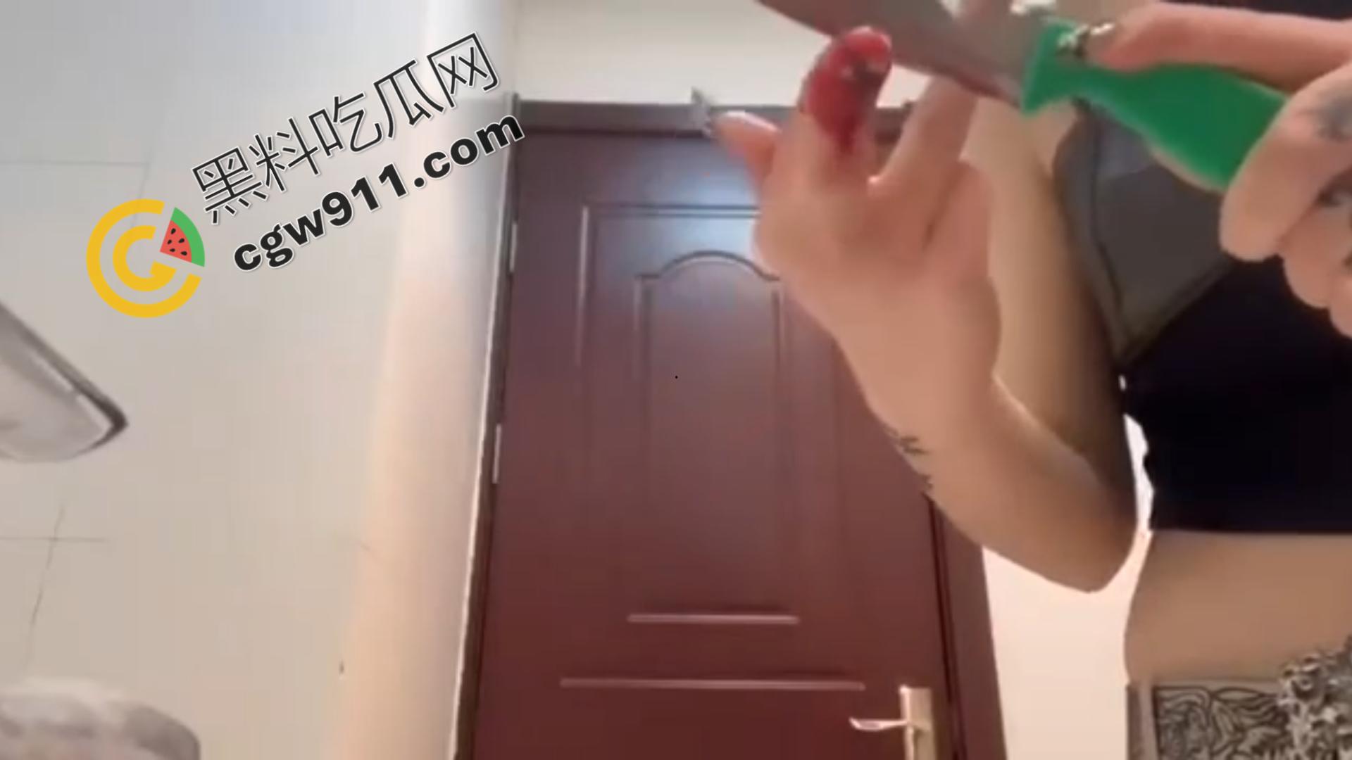 血腥现场：女子冷静切断手指，鲜血横流，血肉模糊，恐怖画面令观众毛骨悚然！  第4张