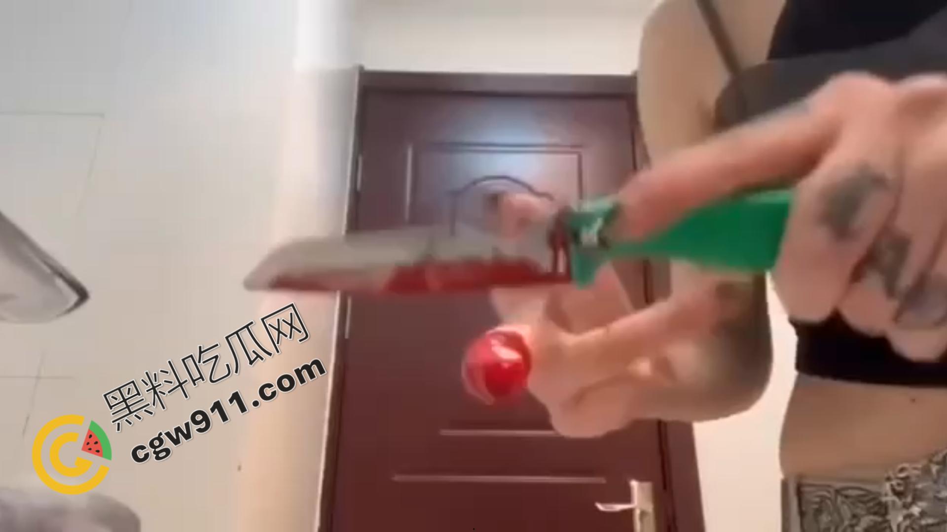 血腥现场：女子冷静切断手指，鲜血横流，血肉模糊，恐怖画面令观众毛骨悚然！  第5张