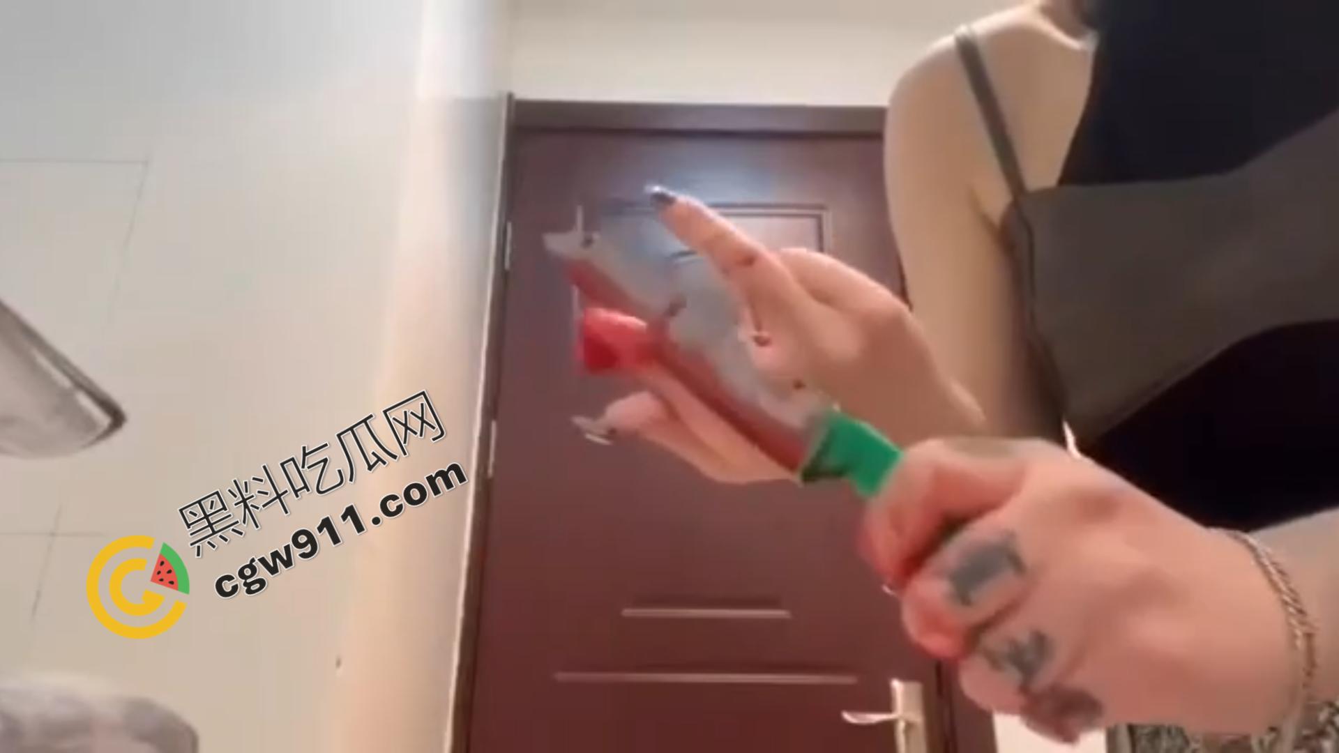 血腥现场：女子冷静切断手指，鲜血横流，血肉模糊，恐怖画面令观众毛骨悚然！  第9张