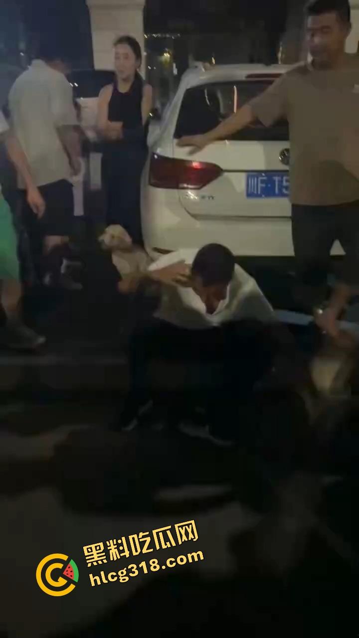 彭山老毕登抖音撩小妹妹，酒店门口被亲爹堵住一顿胖揍，老色胚当场趴窝，路人全程围观叫好！  第3张