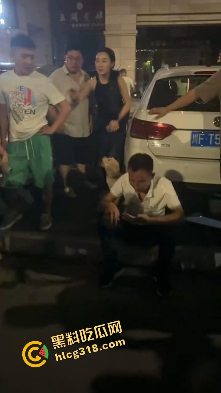 彭山老毕登抖音撩小妹妹，酒店门口被亲爹堵住一顿胖揍，老色胚当场趴窝，路人全程围观叫好！  第4张