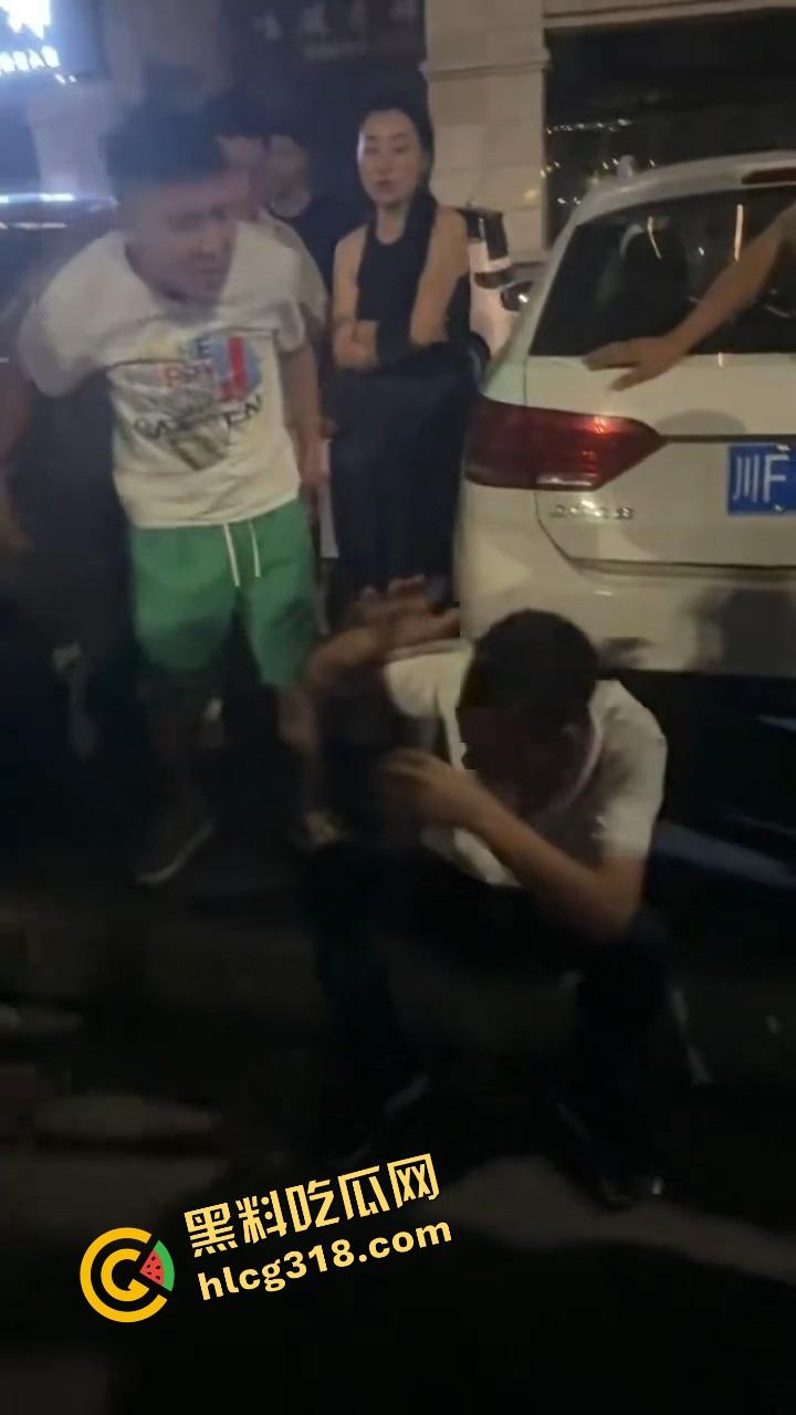 彭山老毕登抖音撩小妹妹，酒店门口被亲爹堵住一顿胖揍，老色胚当场趴窝，路人全程围观叫好！  第5张