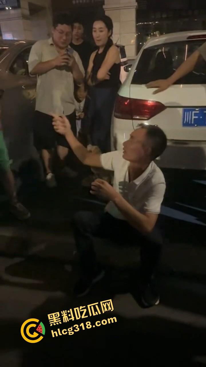 彭山老毕登抖音撩小妹妹，酒店门口被亲爹堵住一顿胖揍，老色胚当场趴窝，路人全程围观叫好！  第6张