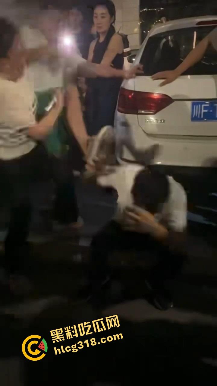 彭山老毕登抖音撩小妹妹，酒店门口被亲爹堵住一顿胖揍，老色胚当场趴窝，路人全程围观叫好！  第7张