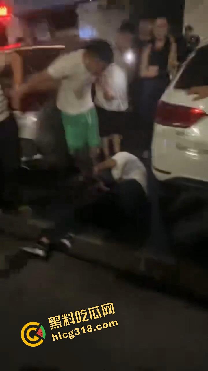 彭山老毕登抖音撩小妹妹，酒店门口被亲爹堵住一顿胖揍，老色胚当场趴窝，路人全程围观叫好！  第9张