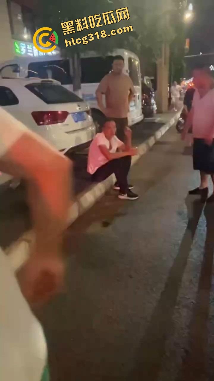 彭山老毕登抖音撩小妹妹，酒店门口被亲爹堵住一顿胖揍，老色胚当场趴窝，路人全程围观叫好！  第10张