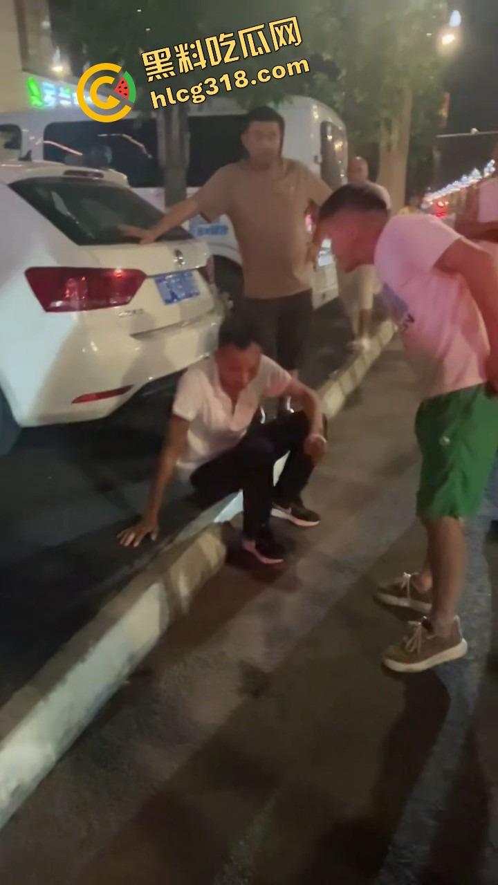 彭山老毕登抖音撩小妹妹，酒店门口被亲爹堵住一顿胖揍，老色胚当场趴窝，路人全程围观叫好！  第11张