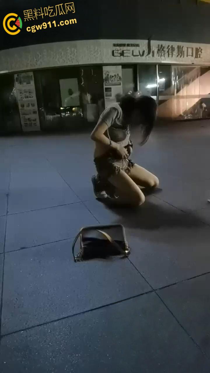 最佳损友一美女喝多了，竟旁若无人脱下牛仔短裙，直接随地大小便，这小翘臀也是又大又白！  第3张