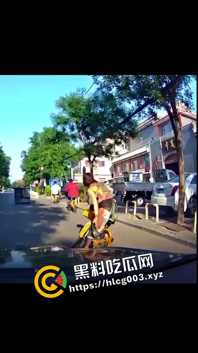 共享单车纹身裸女原视频！骑着车衣服就脱光了 本人事后发声将起诉拍摄视频者 怕不是炒作吧  第1张