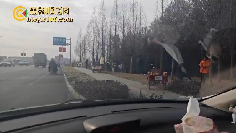 山东临沂精神小伙为抢女神交配权带兄弟持刀砍情敌 拉架小哥惨遭爆头当场脑袋开花 现场爆血视频流出！  第2张