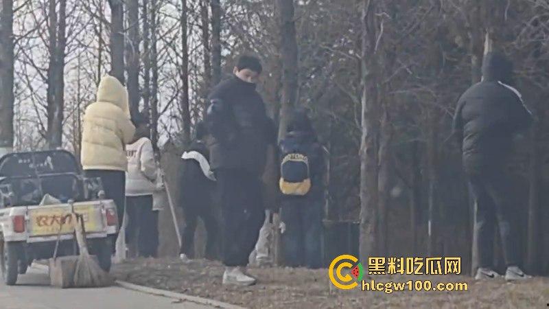 山东临沂精神小伙为抢女神交配权带兄弟持刀砍情敌 拉架小哥惨遭爆头当场脑袋开花 现场爆血视频流出！  第5张