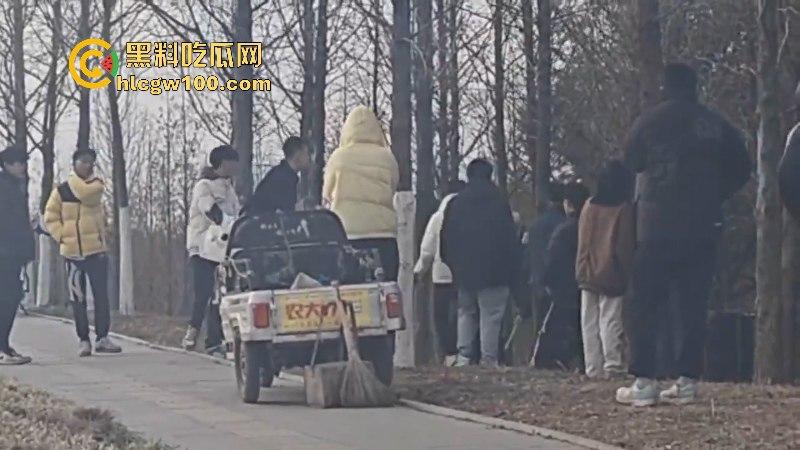 山东临沂精神小伙为抢女神交配权带兄弟持刀砍情敌 拉架小哥惨遭爆头当场脑袋开花 现场爆血视频流出！  第6张