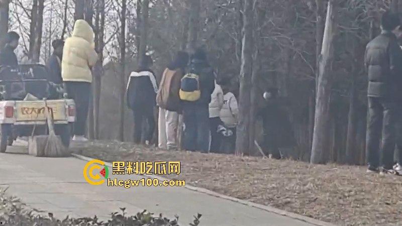 山东临沂精神小伙为抢女神交配权带兄弟持刀砍情敌 拉架小哥惨遭爆头当场脑袋开花 现场爆血视频流出！  第7张