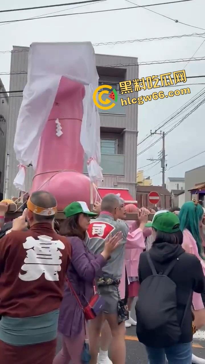 日本金枪节你见过没？川崎市年度阴茎大游行，全城举着老二走街串巷，还能边走边吃小弟造型章鱼烧？  第7张