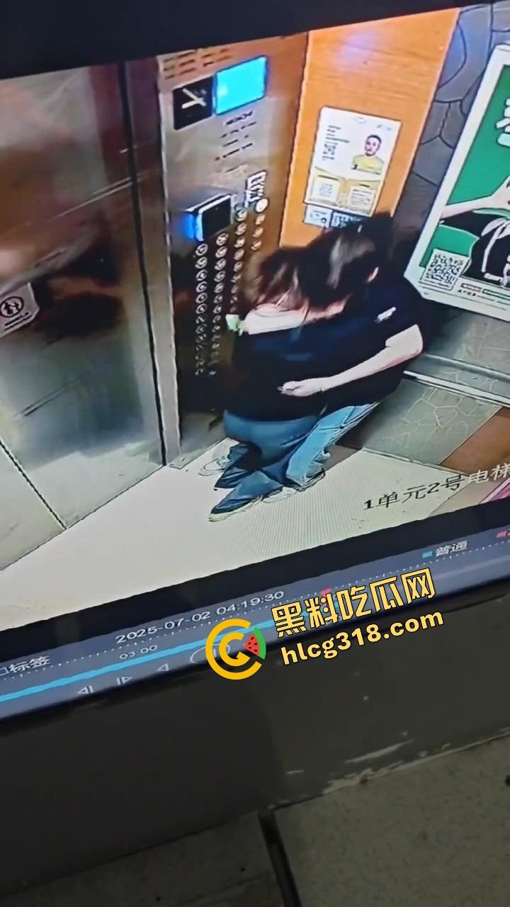 电梯春潮涌动，男女上楼全程互撩，男的手法老道全程开摸，解开发型就是解锁原始本能！  第6张