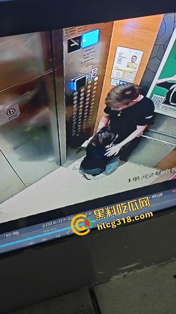 电梯春潮涌动，男女上楼全程互撩，男的手法老道全程开摸，解开发型就是解锁原始本能！  第7张