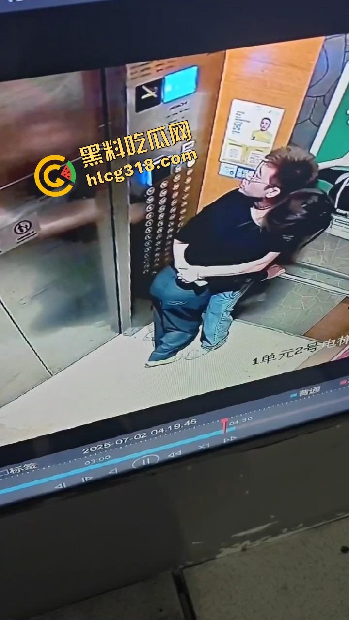 电梯春潮涌动，男女上楼全程互撩，男的手法老道全程开摸，解开发型就是解锁原始本能！  第8张