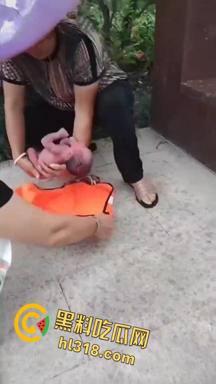 黑料正能量，福建福清市宏路公园发现一名弃婴，连脐带都没剪断，不幸中的万幸，得好心大娘救助！  第4张