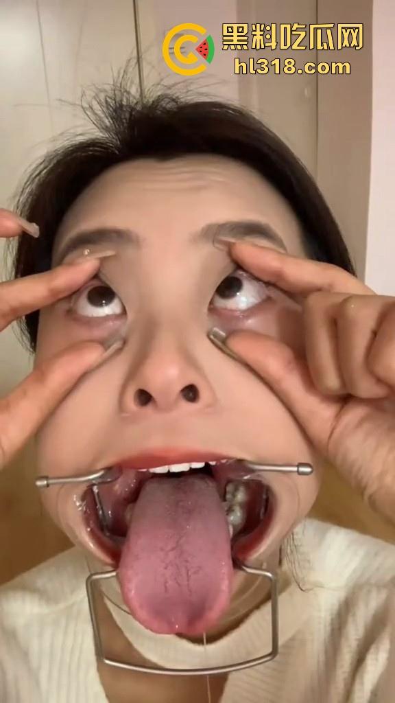 给骚母狗来个口腔检查，看看这淫荡骚逼口中有没有什么异物，合不合适射嘴里，母狗还挺享受的！  第1张