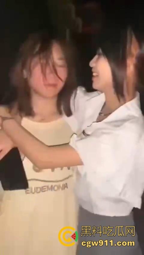 清纯的脸庞下竟然藏着恶毒的心，不知道的还以为是亲密姐妹谈话，没想到是霸凌者的炫耀！  第5张