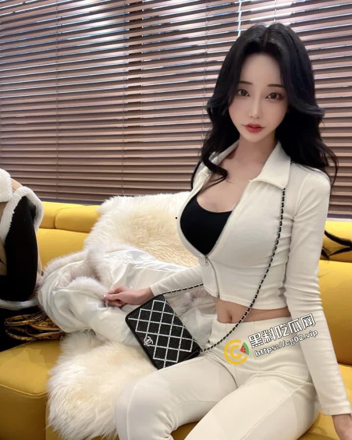 推特 韩国TS网黄 爆改款共车和壮男搞4P淫趴 轮流无套内射 比男演员的都大  快去泰国阉了吧 第4张