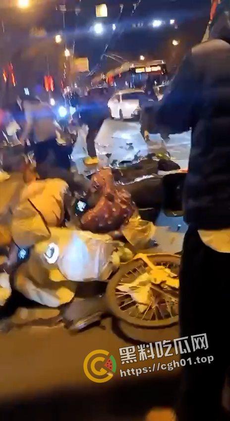 北京二环宽街路口兰博基尼连环撞人 死伤数十人 微博相关报道被封禁 男子疑似高官子弟 现场视频曝光  第2张