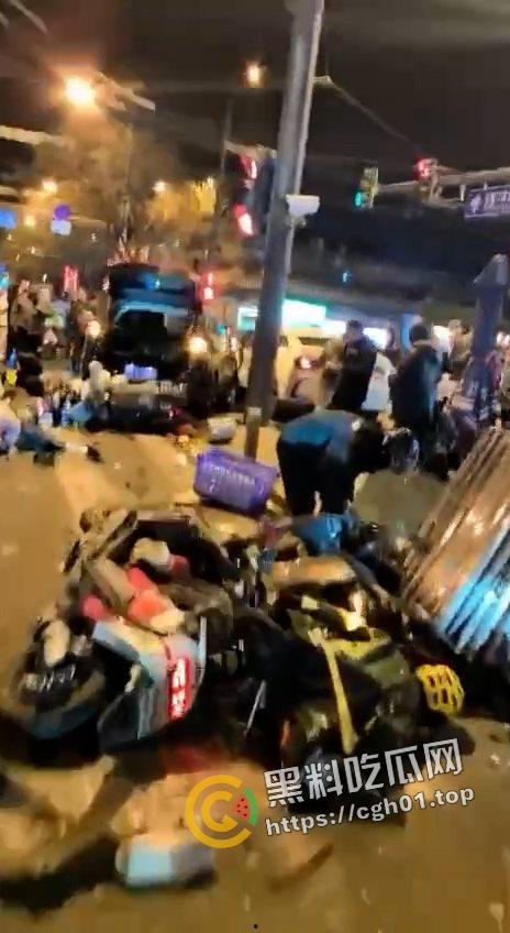 北京二环宽街路口兰博基尼连环撞人 死伤数十人 微博相关报道被封禁 男子疑似高官子弟 现场视频曝光  第6张