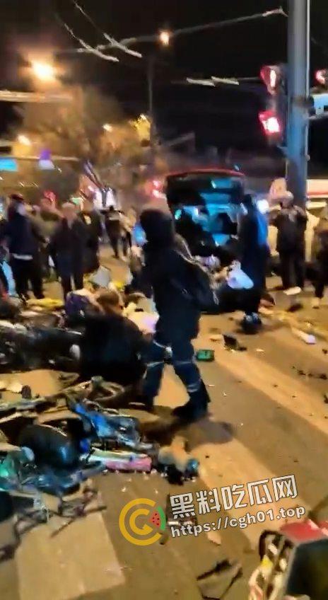 北京二环宽街路口兰博基尼连环撞人 死伤数十人 微博相关报道被封禁 男子疑似高官子弟 现场视频曝光  第7张