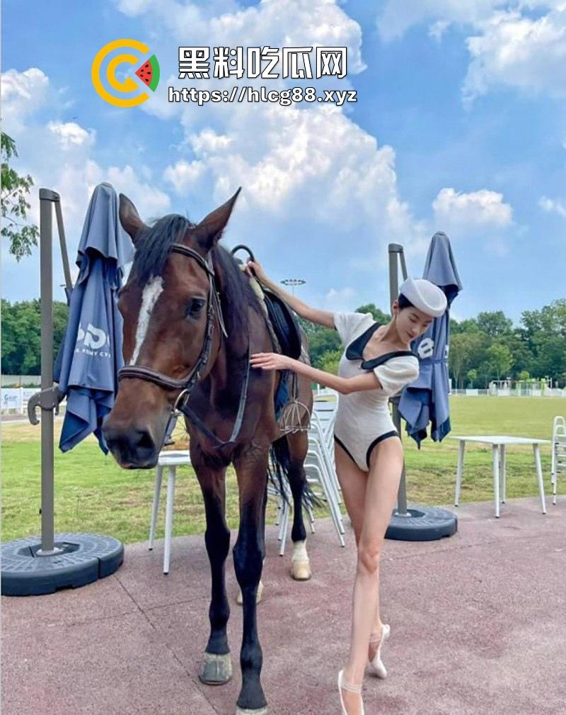 华南师范大学反差舞蹈老师【李欣】超高颜值一字马 骚穴被不同男人无套爆操 性爱视频曝光流出！  第1张