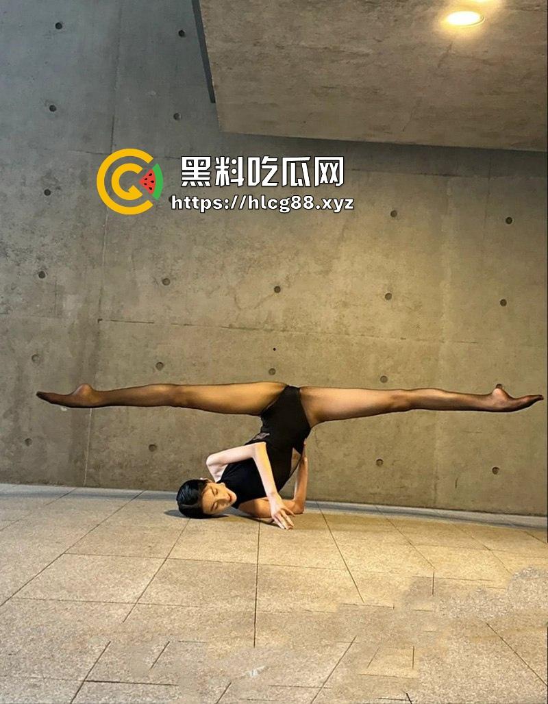 华南师范大学反差舞蹈老师【李欣】超高颜值一字马 骚穴被不同男人无套爆操 性爱视频曝光流出！  第4张