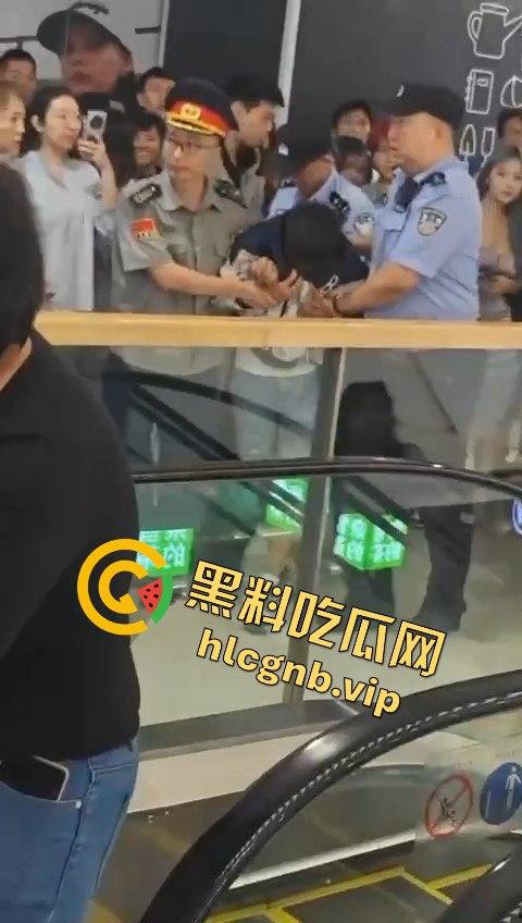 哈尔滨又又又出圈了！！哈西万达广场，一男子偷拍女生被抓！  第5张