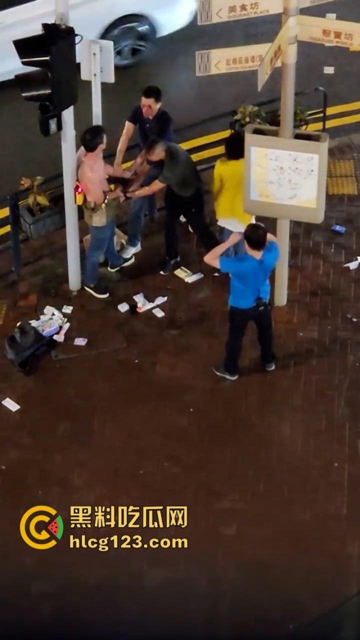 小偷夫妻挺猖狂！【黄埔新天地AEON】惊现“拿”货男女 被保安当众“打包”带走 丢人丢到家了！  第1张