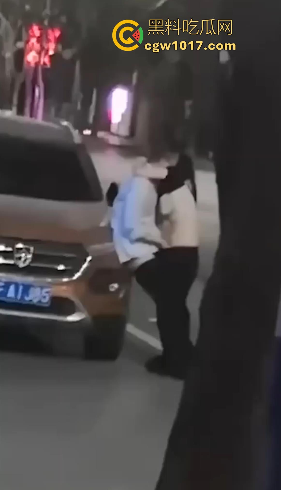 模糊的画质清晰的实力！不是哥们你喂了什么春药吗？这女的直接跟你在路边干了起来，直接脱衣扣了起来彻底放飞！  第1张